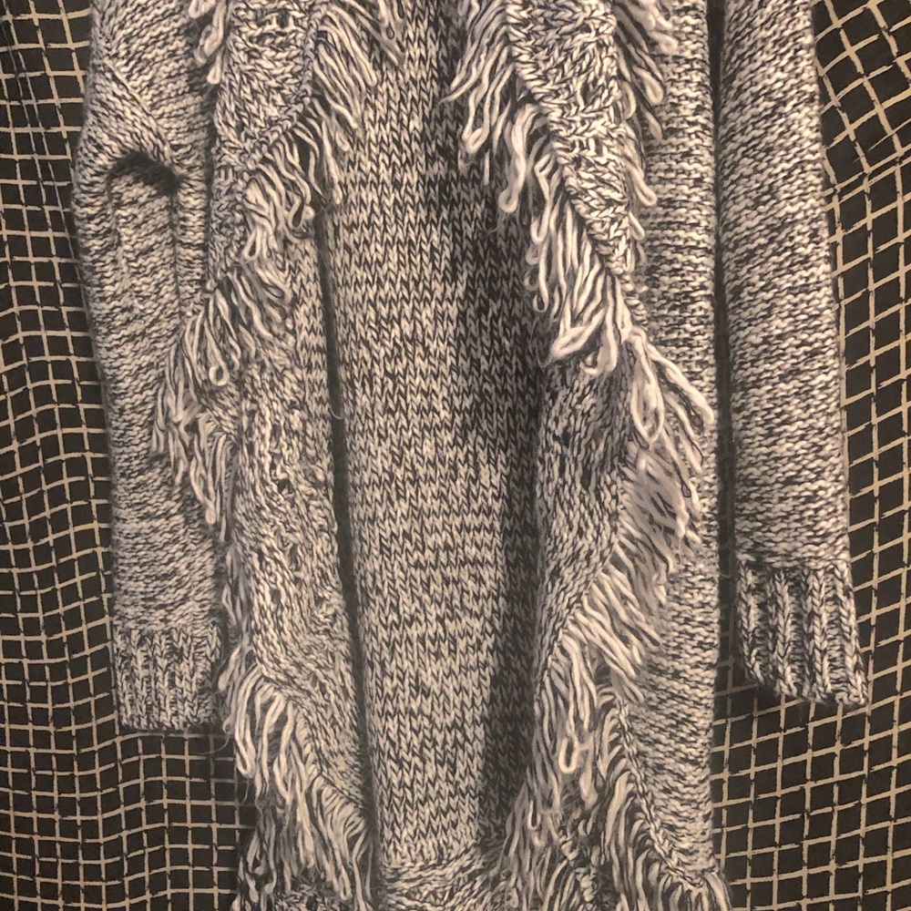 Bull/ wht fringe long sleeve Very soft cardigan
